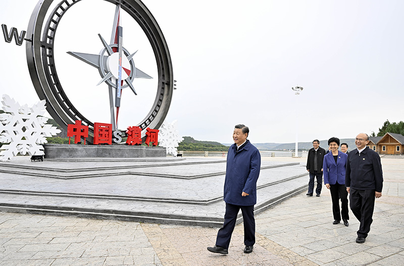 9月6日至8日，，，，中共中央总书记、国家主席、中央军委主席习近平在黑龙江考察。。。。。。这是6日下昼，，，，习近平在大兴安岭地区漠河市北极村考察。。。。。。