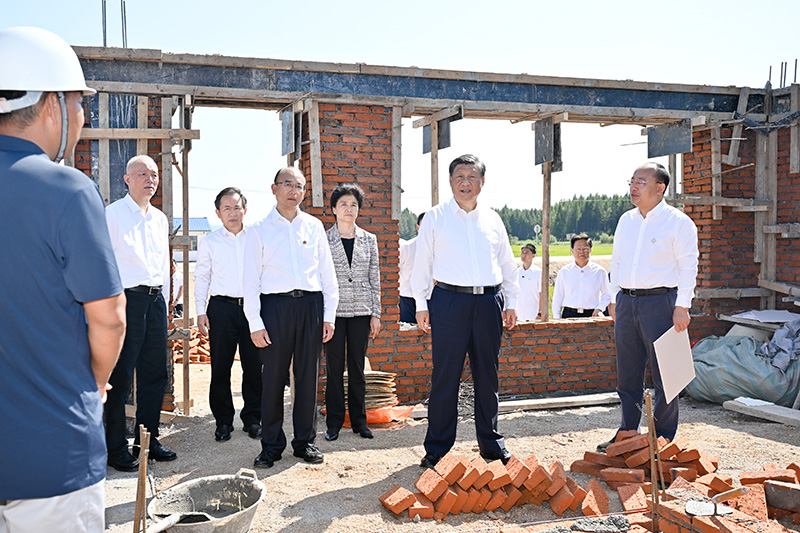 9月6日至8日，，，，中共中央总书记、国家主席、中央军委主席习近平在黑龙江考察。。。。。。这是7日上午，，，，习近平在遭受洪涝灾难的哈尔滨尚志市老街基乡龙王庙村，，，，观察水毁衡宇重修情形。。。。。。